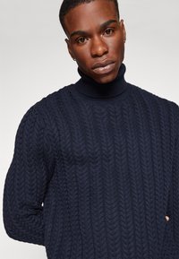 Selected Homme SLHBRAI CABLE ROLL NECK  - Strickpullover - sky captain