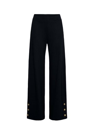 Zwarte wijde broek met een elastische tailleband en drie gouden decoratieve knopen nabij de onderkant van elk been.