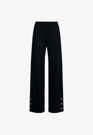 Zwarte wijde broek met een elastische tailleband en drie gouden decoratieve knopen nabij de onderkant van elk been.