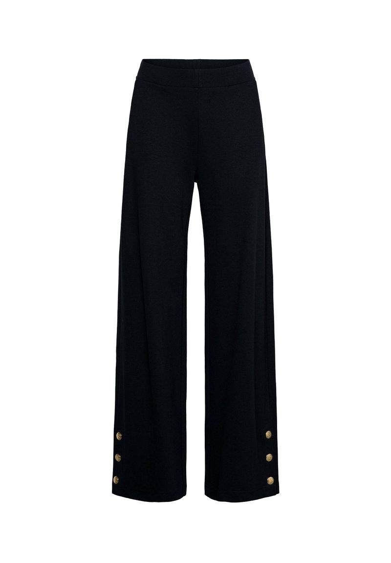 Zwarte wijde broek met een elastische tailleband en drie gouden decoratieve knopen nabij de onderkant van elk been.