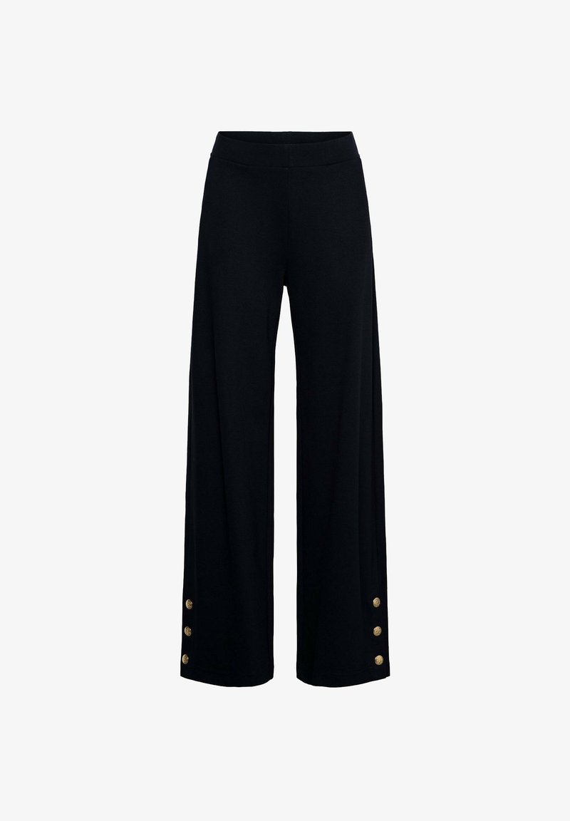 Zwarte wijde broek met een elastische tailleband en drie gouden decoratieve knopen nabij de onderkant van elk been.