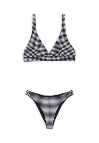 Ensemble de bikini en vichy noir et blanc comprenant un haut triangulaire à bretelles réglables et un bas taille basse. Texture de tissu lisse.