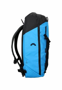 Zaino outdoor blu e nero con spallacci imbottiti, tasca frontale con zip, maniglia laterale e fibbie regolabili, mostrato di lato.