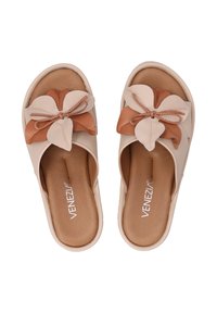 Beige schuif sandalen met een gelaagd bloemenontwerp in lichtbruin en crèmekleur. Gladde synthetische bovenkant en gevoerde binnenzool. Plat zool.
