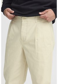 Solid SDMAURICE DYLAN DAD FIT - Trousers - oatmeal