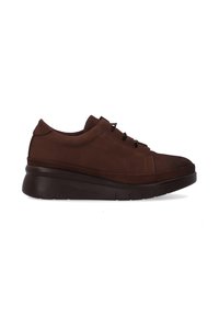 Braune Wildleder-Sneaker mit einer strukturierten, dunklen Gummisohle, ausgelegt mit einem niedrigem Profil, abgerundeter Spitze und drei Paar verstärkten Ösen.