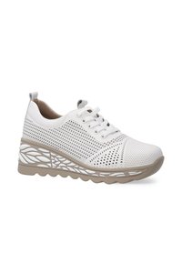 Weiße Sneaker mit einem Mesh-Obermaterial, das durchbrochene Muster aufweist, einer runden Zehenpartie und einer strukturierten beigen Keilsohle.