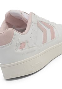 Witte sneaker met roze accenten, synthetisch leren materiaal, ronde neus, gestructureerde zool en merklabel "ST. POWER PLAY" aan de zijkant.