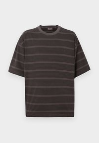 Camiseta gris de manga corta con rayas horizontales, cuello redondo y corte relajado. Textura suave con un sutil logo de la marca en el pecho.