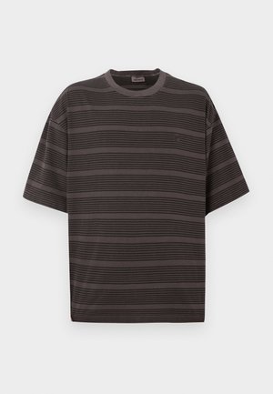 Camiseta gris de manga corta con rayas horizontales, cuello redondo y corte relajado. Textura suave con un sutil logo de la marca en el pecho.