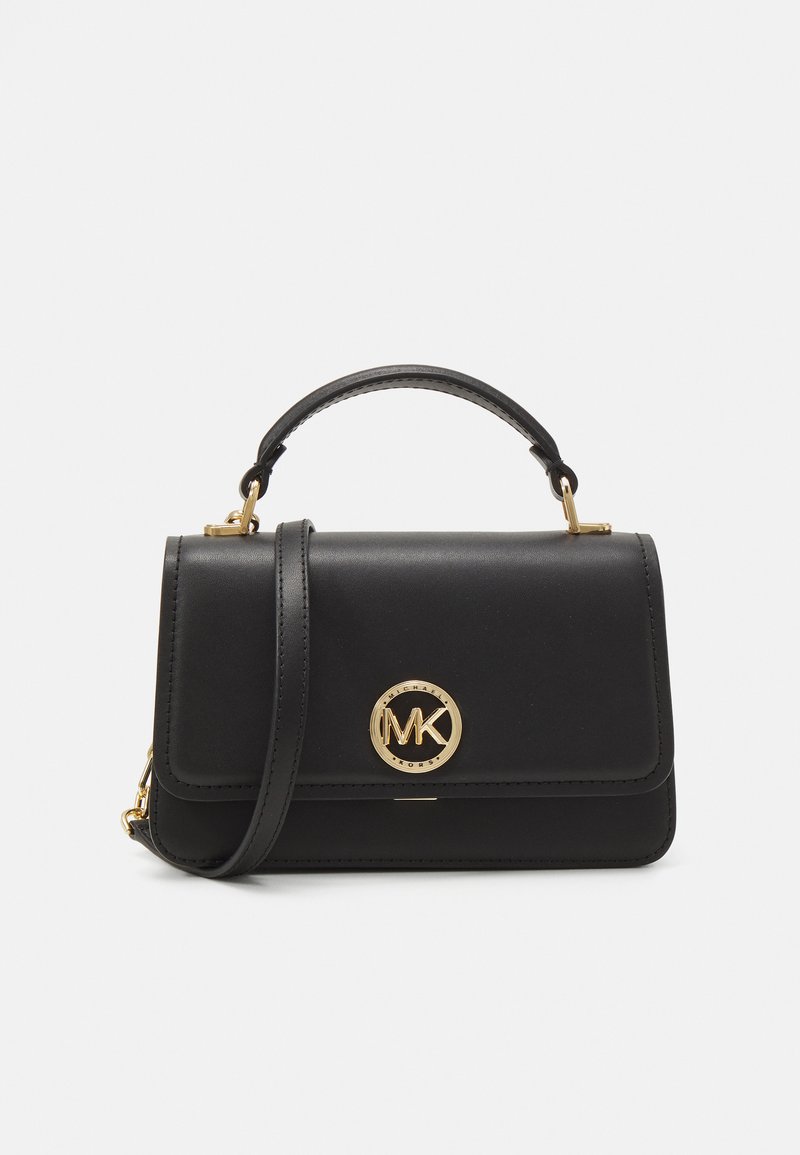 Borsa a mano in pelle nera con un design strutturato, caratterizzata da un logo circolare dorato, una maniglia superiore e una tracolla rimovibile.
