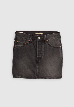 Schwarzer Jeansrock mit fünf Taschen, metallischem Knopfverschluss und kontrastierender orangener Ziernaht. Hat einen geraden Schnitt und minimale Used-Optik.