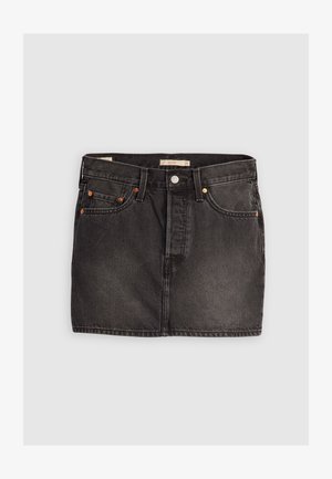 Jupe en denim noir avec cinq poches, fermeture à bouton en métal et coutures orange contrastantes. Présente une coupe droite et un minimum d'effilochage.