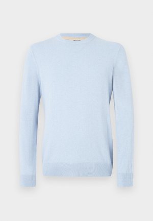 Lyseblå strikkegenser, rund hals, lange ermer, ribbestrikkede mansjetter og kant. Myk tekstur, enkelt design, ingen synlige mønstre eller detaljer.