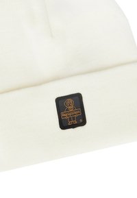 Beanie bianco a maglia con texture a coste, caratterizzato da una patch nera rettangolare con un logo di cane arancione e il testo "RefugiiWear."