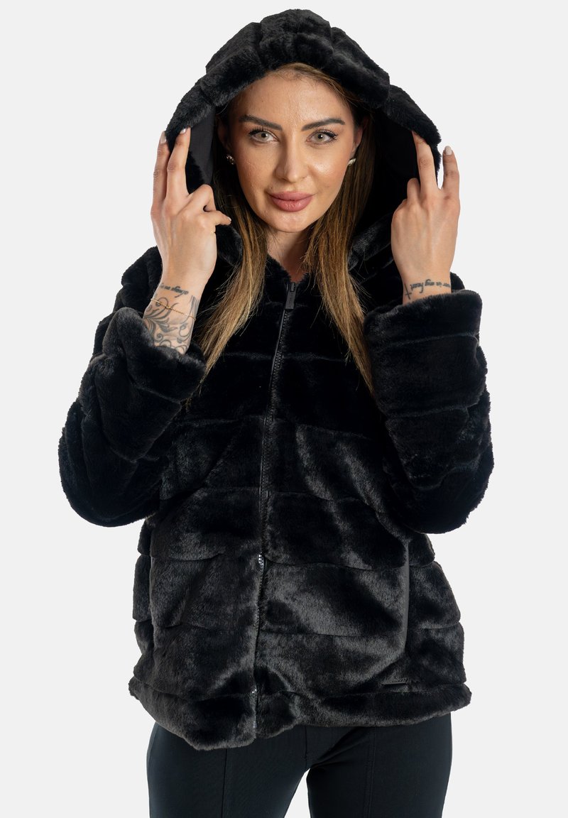 Giacca felpa nera in pelliccia sintetica con chiusura a zip, caratterizzata da un motivo testurizzato e un cappuccio. Materiale morbido e peloso con vestibilità comoda.