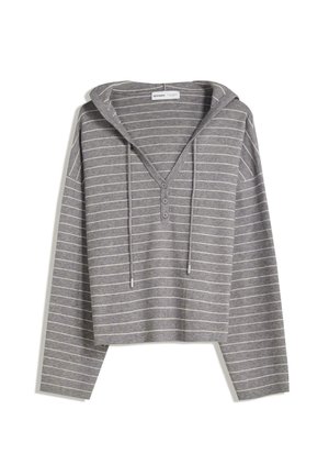 Pull à capuche gris à manches longues avec fines rayures horizontales blanches et patte à trois boutons au niveau de l'encolure.