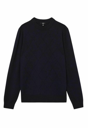 Mörkblå tröja i mjukt stickat material, med ett texturerat diamantmönster, rund halsringning och ribbade muddar och fåll.