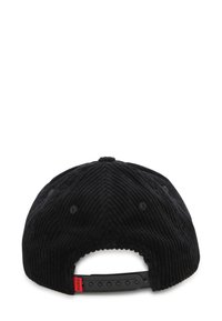 Casquette en velours côtelé noir avec texture ribbed, fermeture snapback et une petite étiquette logo rouge. Comprend six œillets de ventilation.