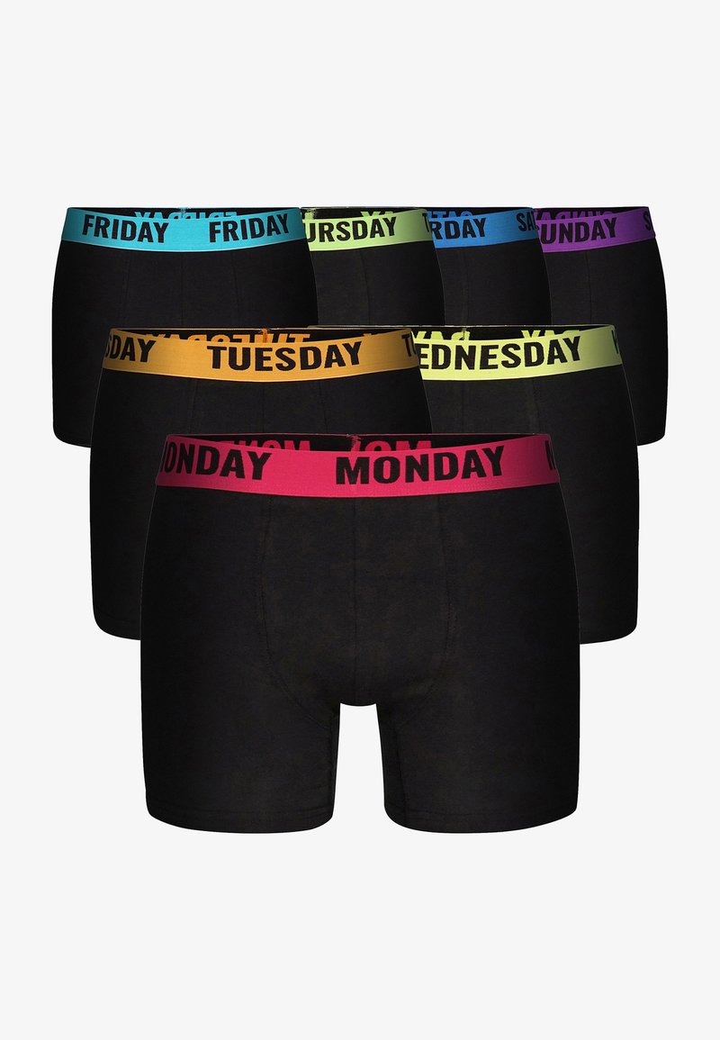 Černé boxerky s barevnými elastickými pásky označenými pro každý den v týdnu. Materiál vypadá měkký a má hladkou texturu.