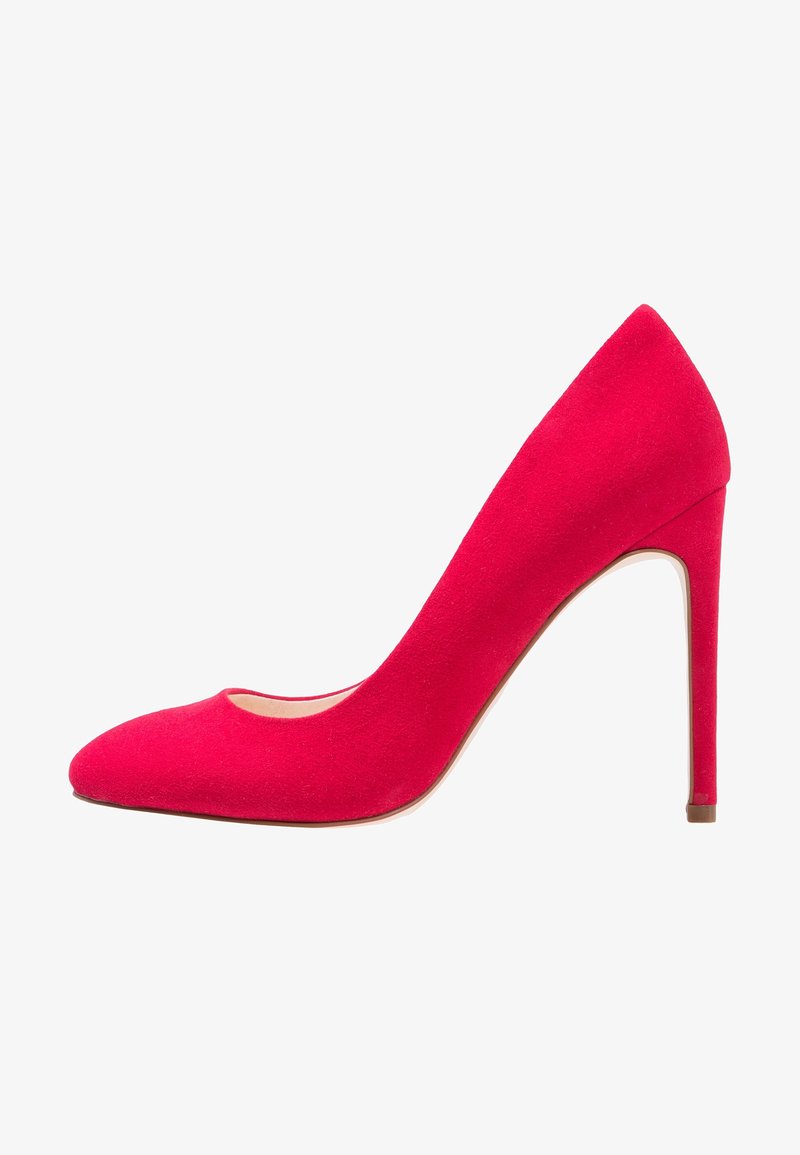 Escarpin en daim rouge à talon haut avec un bout pointu et une texture lisse. Dispose d'un talon de 5 pouces et d'un empeigne basse.