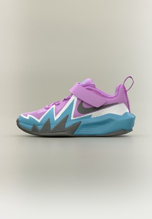 Chaussure Nike violette pour enfant, avec une bride autoagrippante, des empiècements latéraux turquoise et blancs en zigzag et une semelle bleue épaisse.