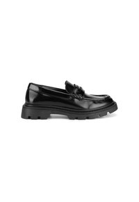 Mocasines de charol negro con una suela gruesa de goma negra, con una correa decorativa y detalles sutiles de costura.