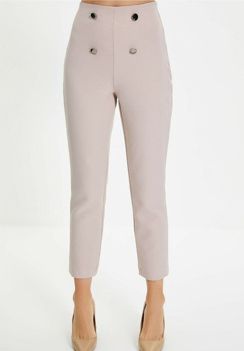 Hoge taille, taps toelopende broek van zacht beige stof met twee zwarte knopen als detail, met een gladde textuur en een op maat gemaakt silhouet.