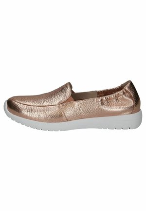 Chaussure slip-on en rose gold métallique avec surface texturée, accents élastiques et semelle blanche. Bout rond et détails de couture subtils.