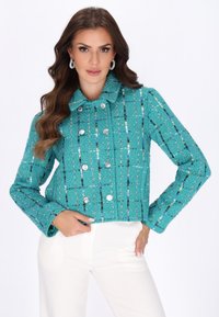Jachetă din tweed turcoaz cu un design scurtat, având guler, mâneci lungi și închideri cu nasturi argintii. Texturată cu accente colorate.