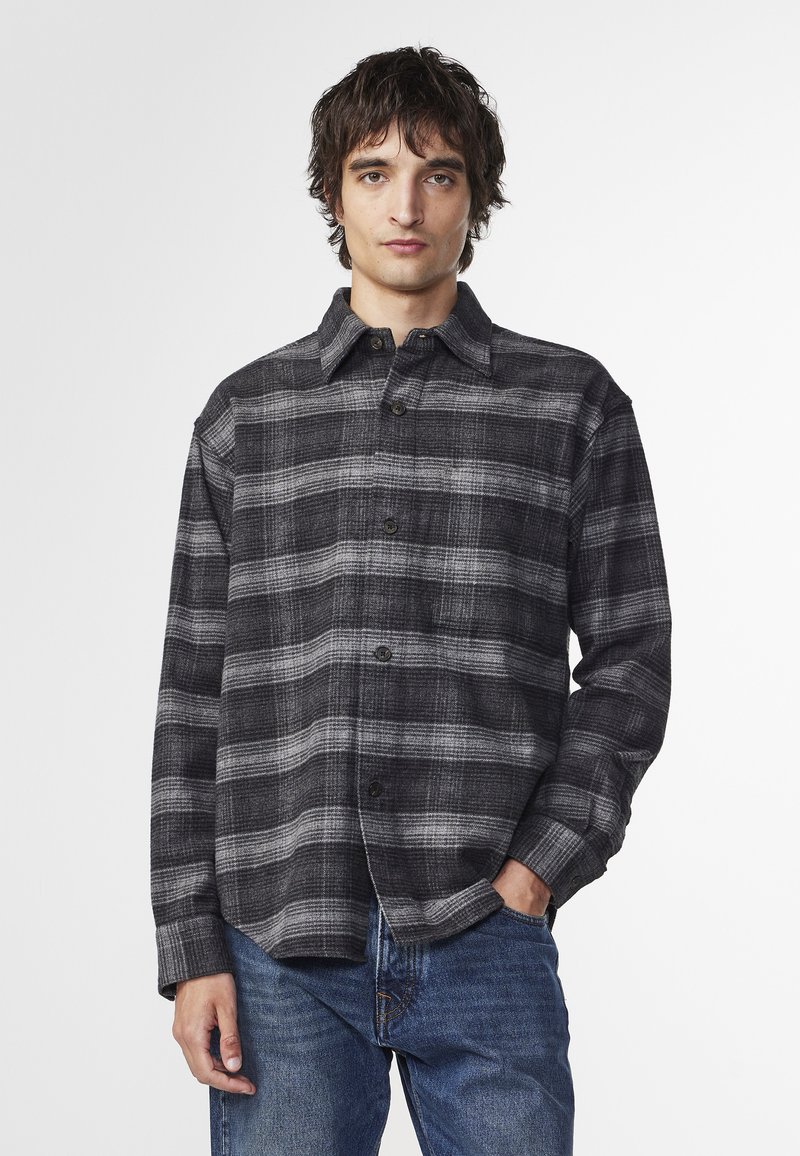 Sort og grå plaid flannel skjorte med knap-åbning foran, spredt krave og lange ærmer. Glat tekstur og afslappet pasform.