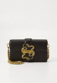 Sort skinn crossbody-veske med en gullfarget slangedesignspenne og lenkestropp. Har en strukturert rektangulær form og metallbranding.
