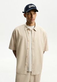 Bershka - LINEN BLEND-SHIRT - Overhemd - sand Miniatuurafbeelding 1
