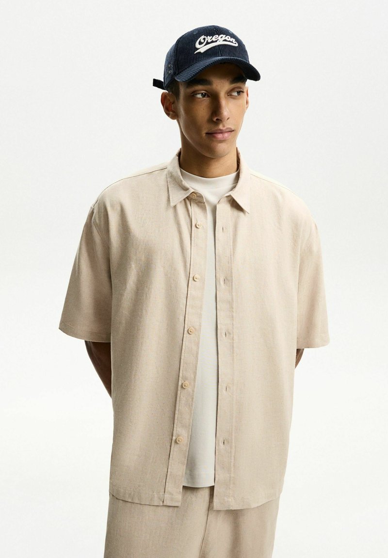 Bershka - LINEN BLEND-SHIRT - Overhemd - sand, Vergroten