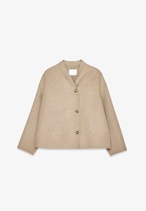 Beige ullblandad jacka med en avslappnad passform, sjalkrage och fyra knappar framtill. Har en mjuk textur och minimalistisk design.