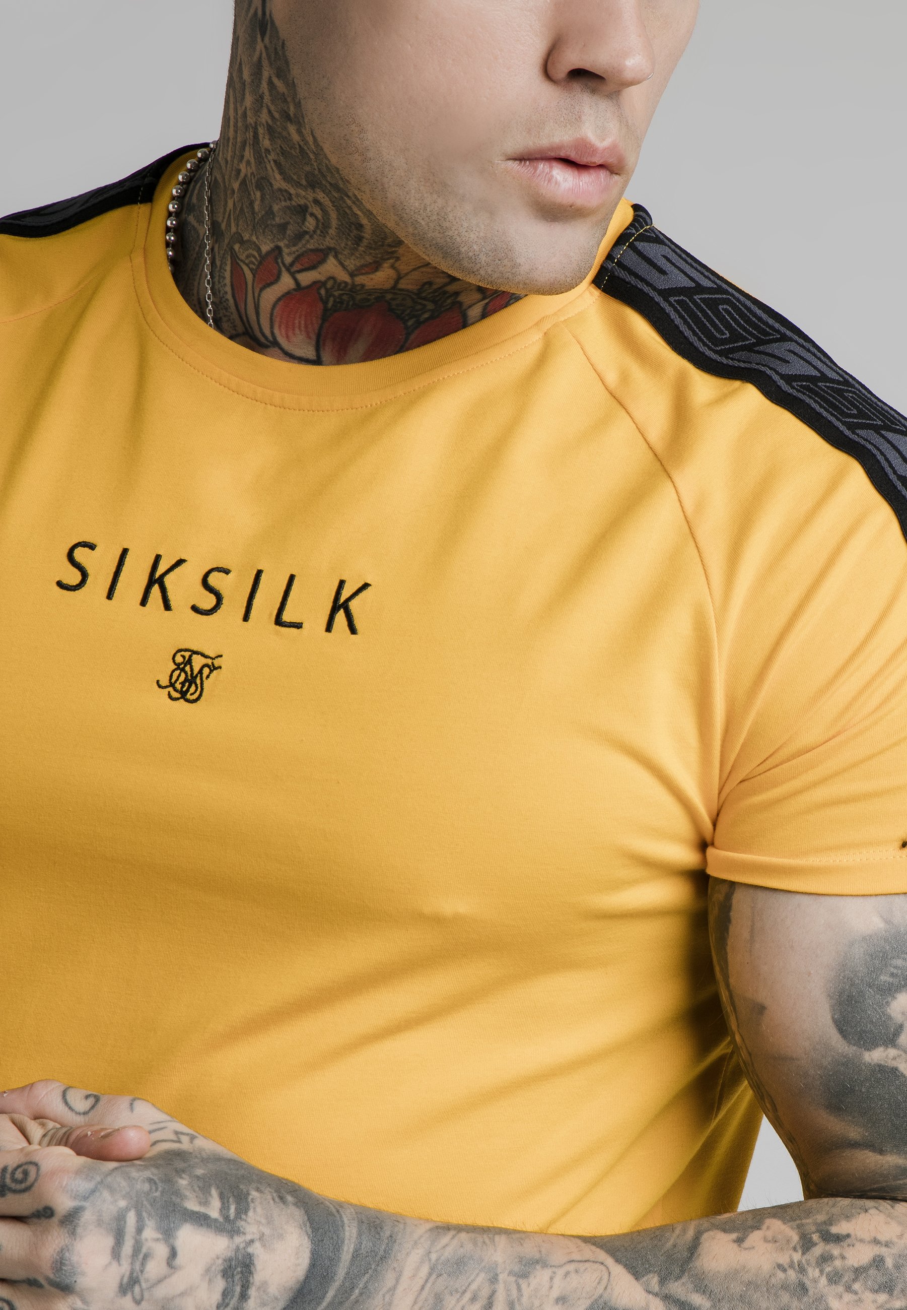 SIKSILK RAGLAN EXHIBIT GYM TEE - Camiseta estampada - yellow/amarillo -  Zalando.es