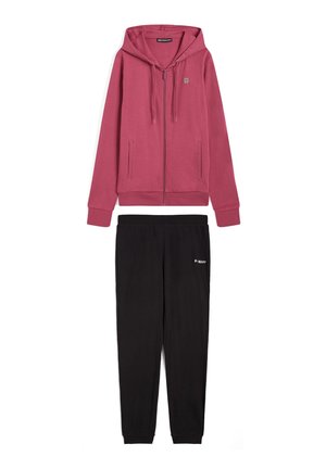 Langeærmet jakke med lynlås og hætte i mørkerød med forlommer samt sorte joggerbukser med elastisk talje og logo på venstre lår.