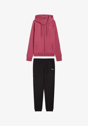 Veste à manches longues avec capuche et fermeture éclair en rose foncé, avec poches avant, et pantalon de jogging noir à taille élastique avec logo sur la cuisse gauche.