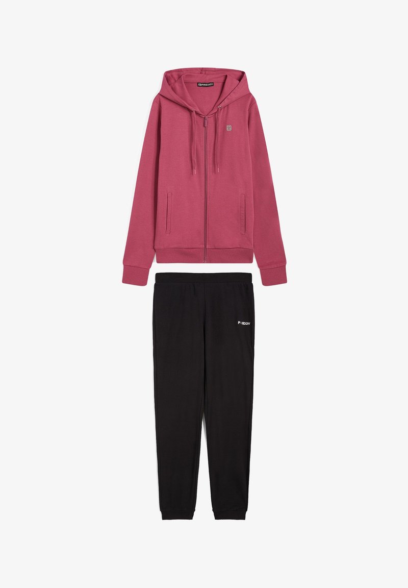 Veste à manches longues avec capuche et fermeture éclair en rose foncé, avec poches avant, et pantalon de jogging noir à taille élastique avec logo sur la cuisse gauche.
