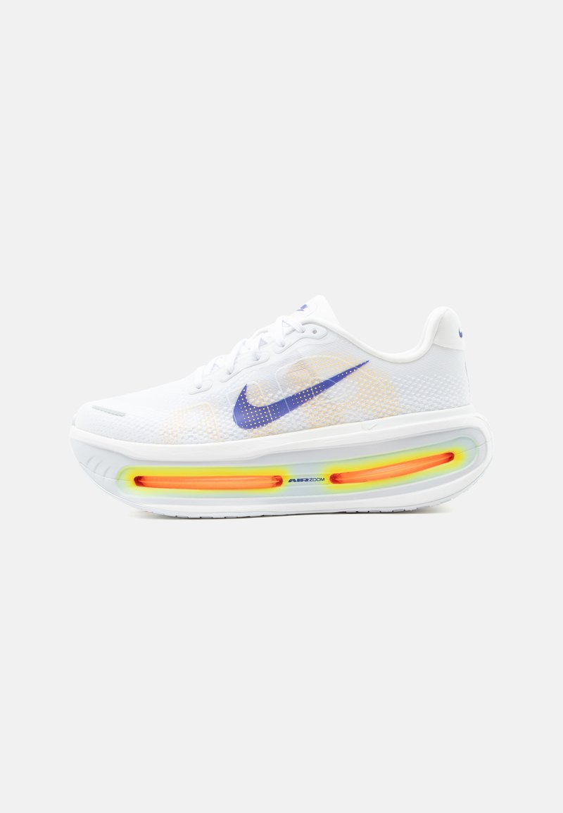 Λευκό αθλητικό παπούτσι Nike Air Zoom με μωβ λογότυπο και ορατή κίτρινο-πορτοκαλί αερόσακο σόλα σε λευκό φόντο.