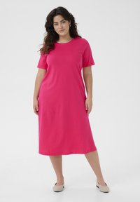 Robe rose vif à manches courtes avec un col rond, silhouette fluide, longueur au genou, fabriquée en tissu doux, avec des détails minimaux.
