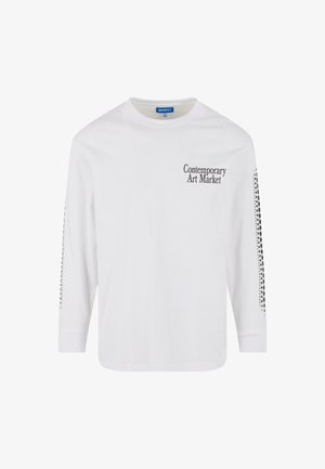 Hvid langærmet T-shirt lavet af bomuld, med teksten "Contemporary Art Market" på forsiden og et prikket mønster langs ærmerne.