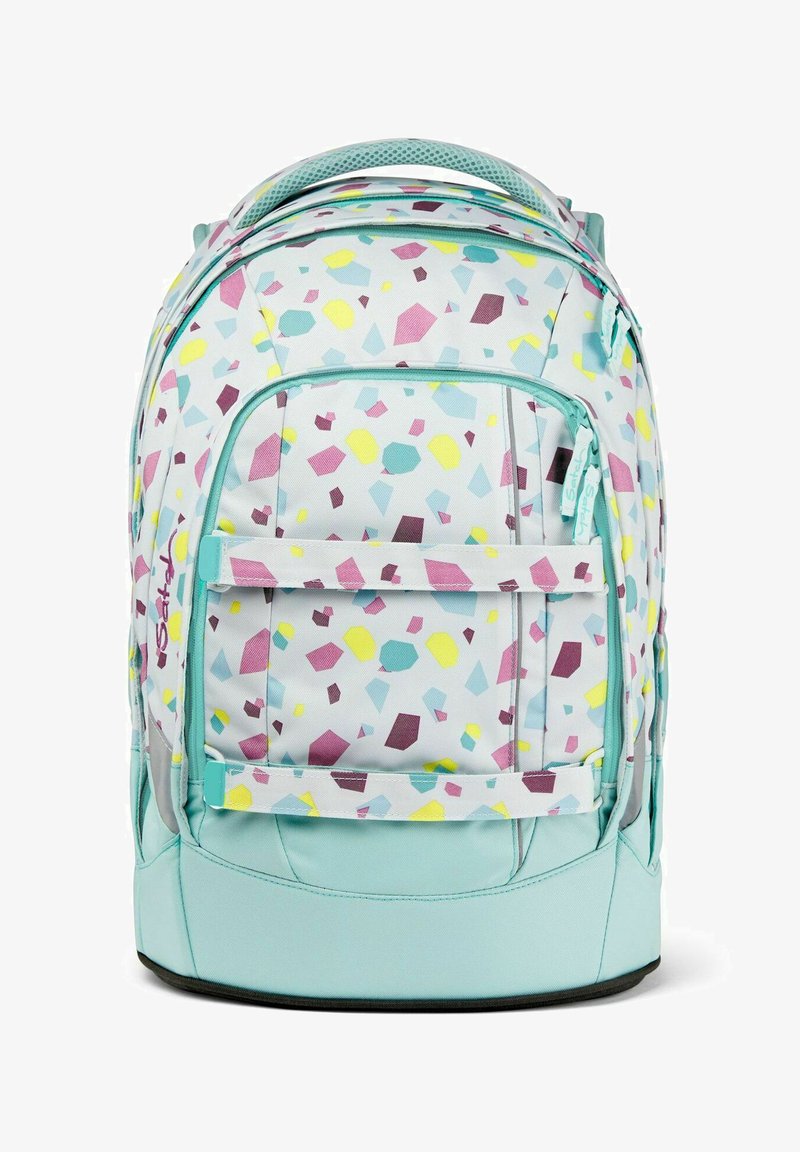 Ein Rucksack mit einem hellen Hintergrund und einem geometrischen Muster in Lila, Gelb und Türkis. Er hat gepolsterte Träger und einen robusten Boden.