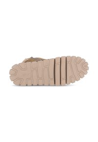Suela de zapato con goma texturizada y profundos surcos para tracción, color marrón claro y talón reforzado para mayor durabilidad.
