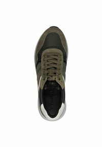 Zapatillas de color verde oliva con parte superior de malla y ante, detalles en negro, cordones planos y una entresuela blanca. Punta redondeada y diseño texturizado.