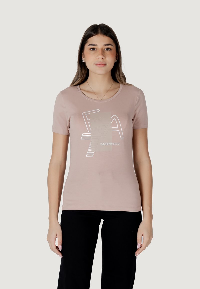Camiseta ajustada de color rosa claro con escote redondo y mangas cortas. Presenta un diseño gráfico blanco en el centro y una textura de algodón suave.