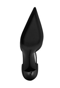 Scarpa nera con tacco alto e punta affusolata, dotata di una suola texture e una finitura liscia. Design minimalista con un dettaglio a taglio.