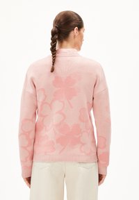 Helles rosa Sweatshirt mit floralem Muster, mit geripptem Saum und Bündchen, gestrickter Textur und lässiger Passform. Rückansicht.