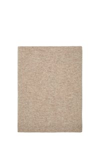 Écharpe en tricot beige fabriquée à partir d'un tissu doux, présentant un design simple avec une bordure côtelée, une forme rectangulaire et une texture lisse.