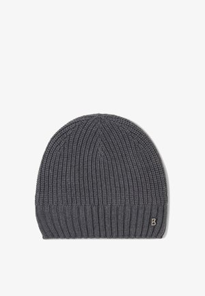 Šedá pletená čepice s ribkovanou texturou, s malým kovovým logem na boku. Měkký materiál, zakulacený vrchol a těsný střih.
